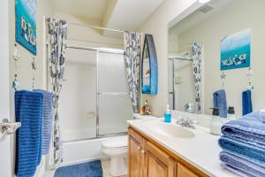 Vannituba majutusasutuses 6 Mi to Grove Creek Canyon Trail Abode with Views