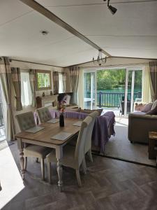 Et opholdsområde på Still Waters Luxury Retreat with Hot Tub -Tattershall Lakes