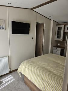 Et tv og/eller underholdning på Still Waters Luxury Retreat with Hot Tub -Tattershall Lakes