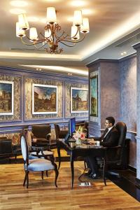 Posezení v ubytování Royal Maxim Palace Kempinski Cairo