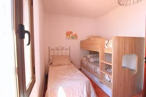 En eller flere senge i et værelse på Entre Gruta y Teatro I by SIERRA VIVA