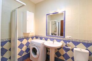 Et badeværelse på Entre Gruta y Teatro I by SIERRA VIVA