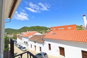 En generel udsigt til bjerge eller udsigt til bjerge taget fra lejligheden + 2 billeder