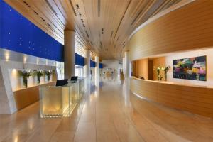un pasillo de un edificio con vestíbulo en Kempinski Hotel Aqaba, en Áqaba
