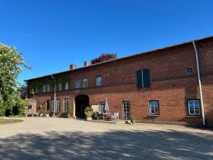 a large red brick building with a large doorway at Ferienwohnung 1 Hof Flüh in Klenzau