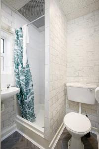 Ένα μπάνιο στο The Beachfront Hotel