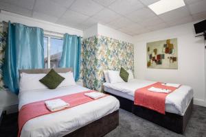 Ένα ή περισσότερα κρεβάτια σε δωμάτιο στο The Beachfront Hotel