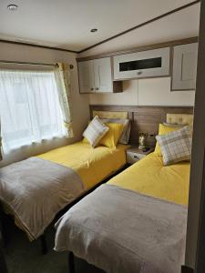 En eller flere senge i et værelse på Still Waters Luxury Retreat with Hot Tub -Tattershall Lakes + 13 billeder