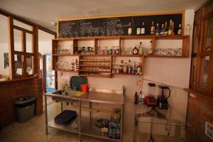 Kuhinja oz. manjša kuhinja v nastanitvi La Oculta Hostal