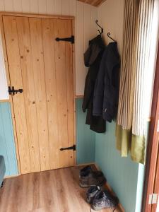 North FambridgeにあるDelightful shepherd's hut in a rural locationのドアと靴が付いたクローゼットのある部屋