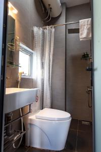 une salle de bain avec toilettes, lavabo et douche dans l'établissement Cozy Riverview of Livinginn, à Hô-Chi-Minh-Ville 81 autres photos