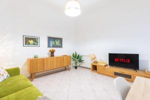 a living room with a tv and a couch at Maria House, Jacuzzi e Patio in Olbia +22 photos