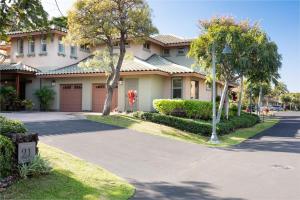 una casa en una calle con entrada en ❤PiH❤ Hono Loa BikesBeach Toys Private Beach Club, en Waikoloa