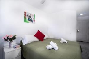 アデへにあるCosy Studio in the Heart of Adejeのベッドルーム1室(緑色のベッド1台、タオル付) +24枚の写真