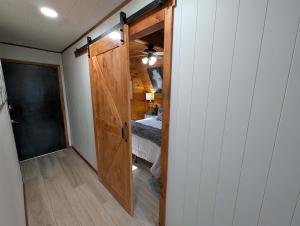 Una puerta que conduce a una habitación con un dormitorio. en Wilderness Hideaway, en Sun Valley