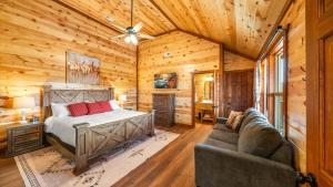 1 dormitorio en una cabaña de madera con 1 cama y 1 sofá en Luxe Memory Maker View Indoor Pool Games Sleeps 20, en Sevierville 34 fotos más