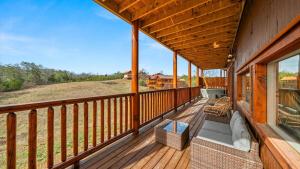 una gran terraza con sofá y sillas. en Luxe Memory Maker View Indoor Pool Games Sleeps 20, en Sevierville