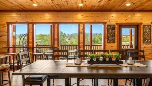 Un comedor con mesa y sillas en Luxe Memory Maker View Indoor Pool Games Sleeps 20, en Sevierville