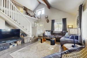 TV a/nebo společenská místnost v ubytování Cottage in the Pines