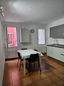 キオッジャにあるCasa al Teatroの部屋にテーブルと椅子のあるキッチン