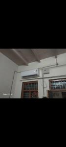 マトゥラーにあるDipanshi Home Stayの2つの窓と壁のある部屋 +1枚の写真