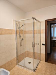 キオッジャにあるCasa al Teatroの浴室のガラス扉付きシャワー