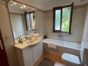 Kúpeľňa v ubytovaní Villa Rosina Gardino + 37 fotografií