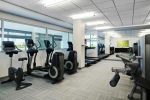 una palestra con tapis roulant e macchine ellittiche di Element Vaughan Southwest a Vaughan