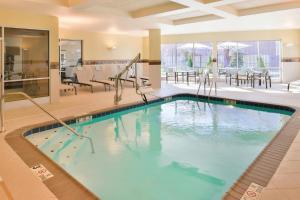 Bazén v ubytování Courtyard by Marriott Columbus Grove City nebo v jeho okolí