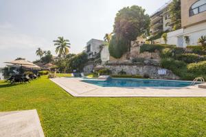 a swimming pool in a yard next to a building at Comoda Habitacion en Hotel con Vista al Lago, Tequesquitengo in Tequesquitengo