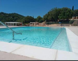 La alberca dentro o cerca de Mobilhomes avec piscine privée dans le Var 5 fotos más