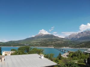 a view of a lake with a mountain at Lac et étoiles in Savines