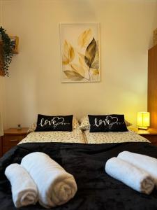 En eller flere senge i et værelse på Cozy Apartment near City Center