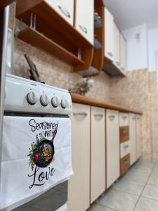 Køkken eller tekøkken på Cozy Apartment near City Center