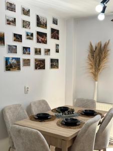 Et opholdsområde på Cozy Apartment near City Center