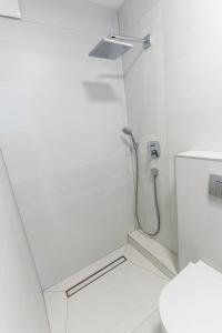 Koupelna v ubytování 1BDR Apartment with Balcony at Prime Location