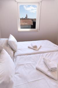 Postel nebo postele na pokoji v ubytování 1BDR Apartment with Balcony at Prime Location