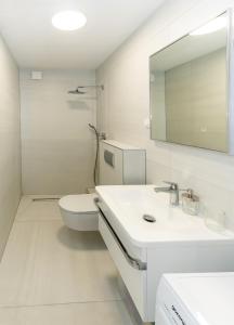 Koupelna v ubytování 1BDR Apartment with Balcony at Prime Location