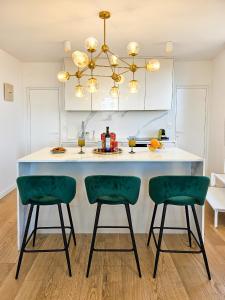 Kuchyň nebo kuchyňský kout v ubytování 1BDR Apartment with Balcony at Prime Location