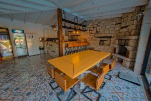 a wooden table in a room with a brick wall at MorAnka Alaçatı in Alacati