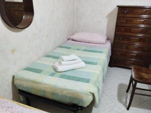 une chambre avec deux lits jumeaux et une commode dans l'établissement Casa vacanza Rosy, à Manfredonia