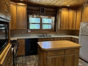 Η κουζίνα ή μικρή κουζίνα στο Katherine Lake Lodge