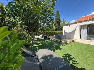 En have udenfor Cosy cottage by Alice Cézanne