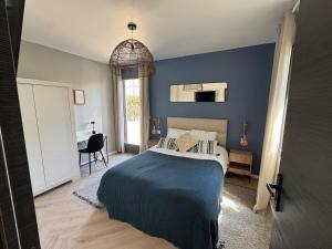 En eller flere senge i et værelse på Cosy cottage by Alice Cézanne