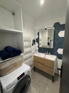 Et badeværelse på Cosy cottage by Alice Cézanne + 30 billeder