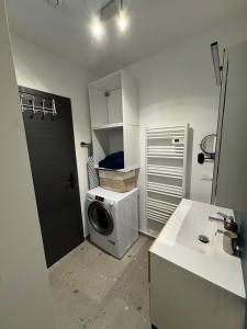 Køkken eller tekøkken på Cosy cottage by Alice Cézanne