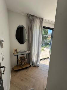 Et tv og/eller underholdning på Cosy cottage by Alice Cézanne