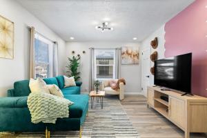 een woonkamer met een blauwe bank en een tv bij Game Room Retreat with Firepit and Gym, Sleeps 12 in Indianapolis