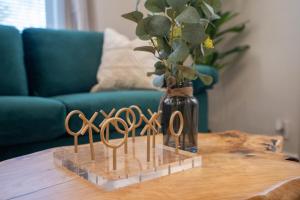 een groep scharen op een tafel met een vaas bij Game Room Retreat with Firepit and Gym, Sleeps 12 in Indianapolis