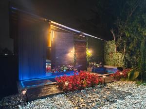 a garden with flowers in front of a house at night at Medellin cerca al aeropuerto Rionegro Antioquia in Rionegro